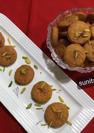 केसर पिस्ता मठरी (kesar pista mathri recipe in Hindi) रेसिपी मुख्य फोटो