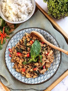 Hình của món Pad kra pao Thịt lợn xào lá húng quế.
