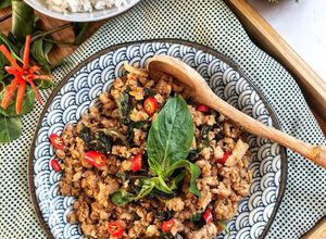 Hình của món Pad kra pao Thịt lợn xào lá húng quế.