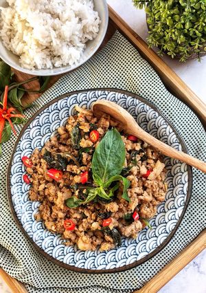 Hình của món Pad kra pao Thịt lợn xào lá húng quế.