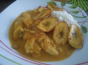 Una foto de Pollo en crema de plátano y pimientos