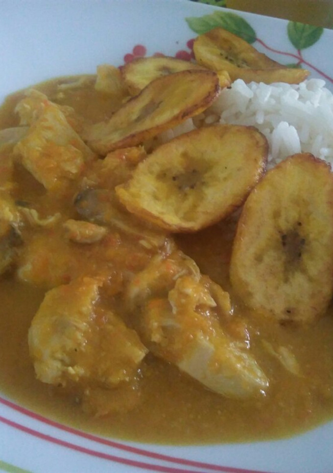 Una foto de Pollo en crema de plátano y pimientos