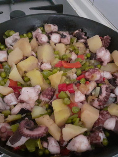 Una foto de 🐙Pulpo con verduras salteadas🌶🥔