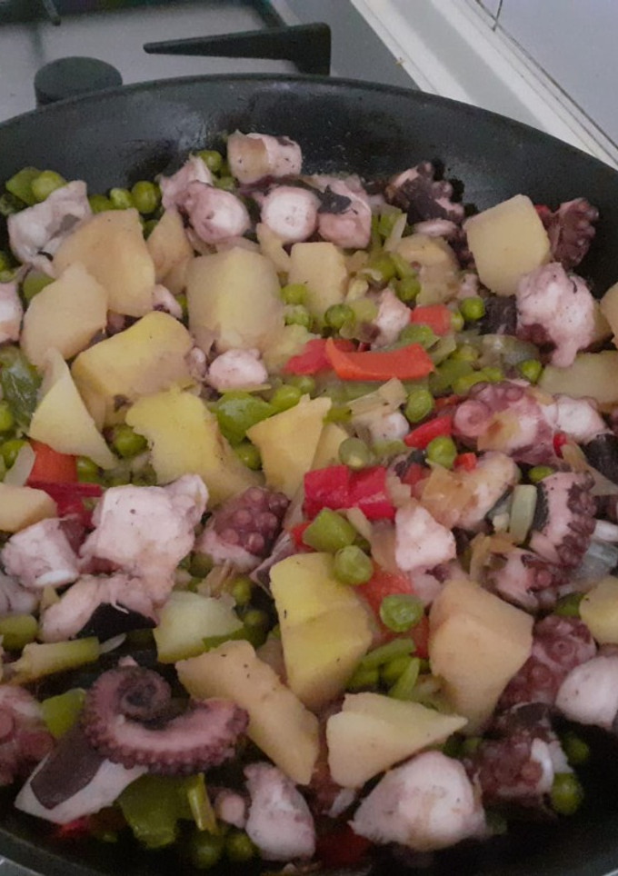 Una foto de 🐙Pulpo con verduras salteadas🌶🥔