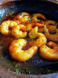 Langostinos con ajos, perejil y pulpa de pimientos choriceros