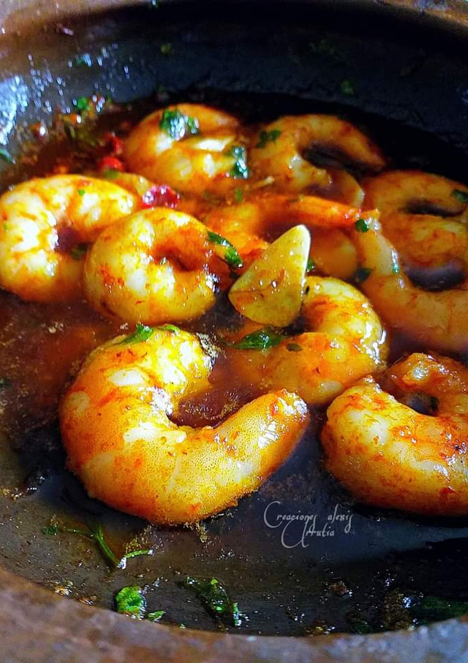 Una foto de Langostinos con ajos, perejil y pulpa de pimientos choriceros