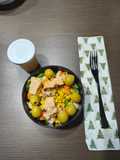 Ensalada de salmón y palitos de cangrejo