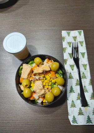 Una foto de Ensalada de salmón y palitos de cangrejo