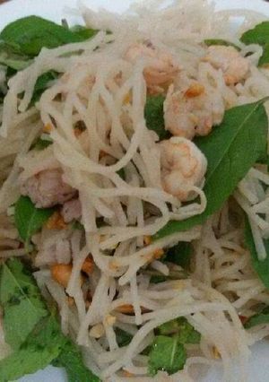 Hình của món phở sắn trộn tôm thịt.
