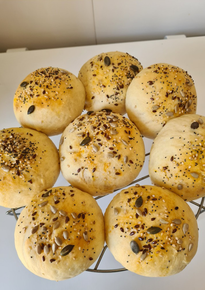 Una foto de Panecillos tiernos con queso cremoso