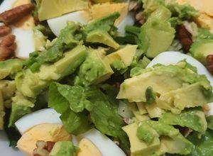 Una foto de Ensalada con Huevo Duro/Cocido