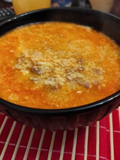 Una foto de Sopas de ajo o castellana 🧄🥣