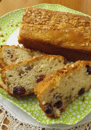 Una foto de Pan de arándanos rojos, ciruelas secas y almendras con Oporto