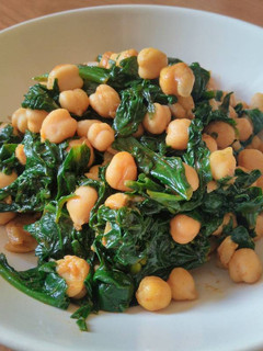 Una foto de Garbanzos con espinacas