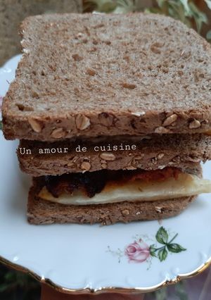 Une photo de Sandwich merguez frites fromages 🥪