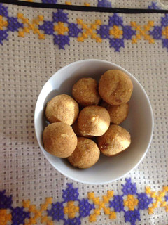 A picture of Besan ladoo.