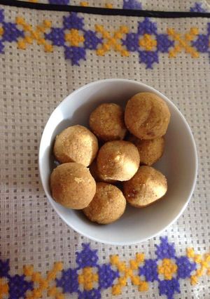 A picture of Besan ladoo.