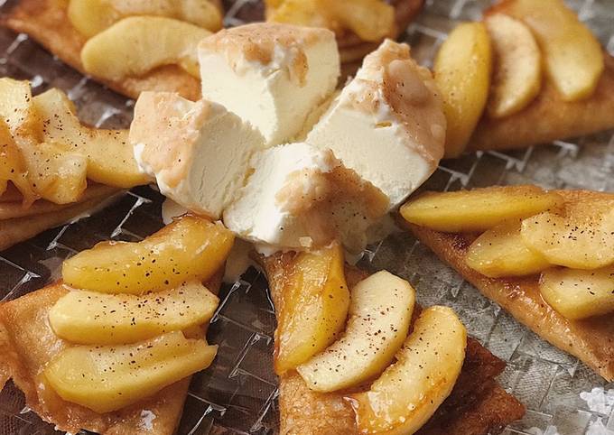 Как запечь шарлотку с карамелизированными яблоками