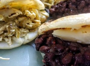 Una foto de Arepas Domino y Reina Pepiada