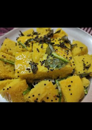 ढोकला (dhokla recipe in Hindi) रेसिपी मुख्य फोटो