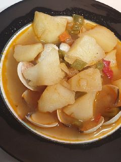 Una foto de Patatas con sepia y almejas