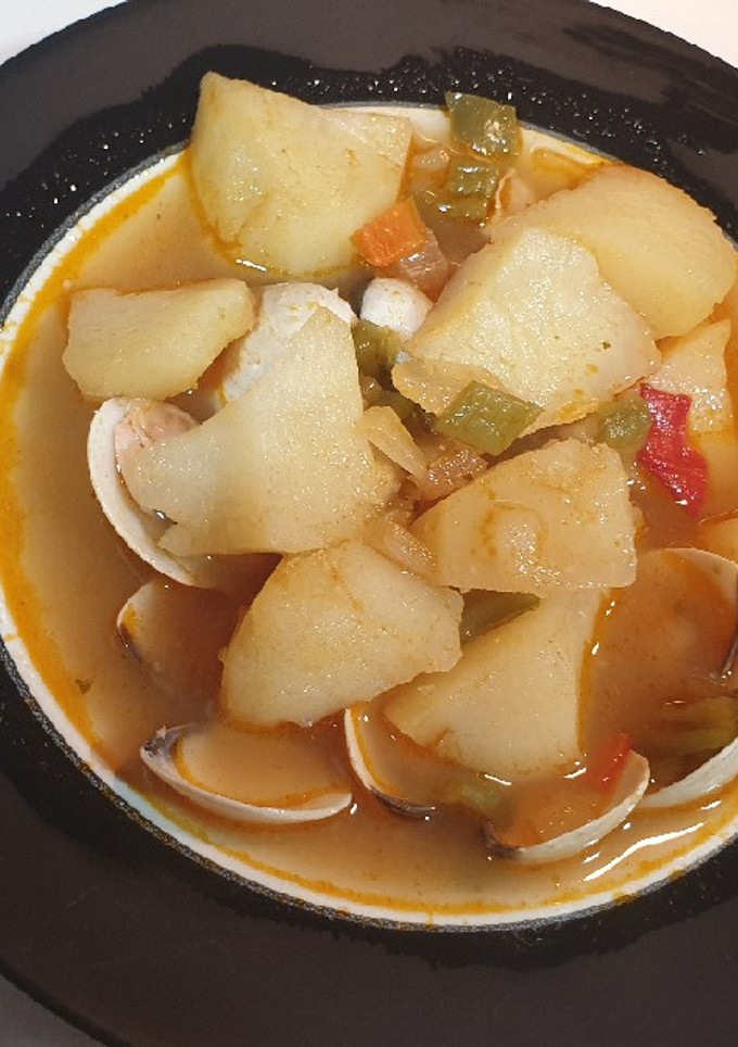 Una foto de Patatas con sepia y almejas