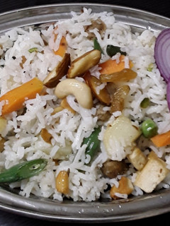 நவரத்ன புலாவ் (navaratna pulav recipe in Tamil) செய்முறை முக்கிய புகைப்படம்