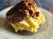 Una foto de ossobuco con puré