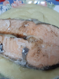 Una foto de Salmón en airfryer con puré de puerros