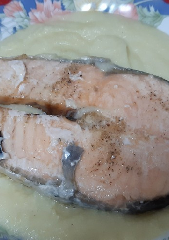 Una foto de Salmón en airfryer con puré de puerros