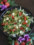 Insalata profumata alla menta con quartirolo fragole e punte di asparagi