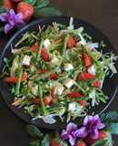 Insalata profumata alla menta con quartirolo fragole e punte di asparagi