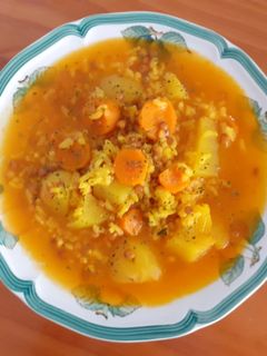 Una foto de Lentejas con arroz y verduras