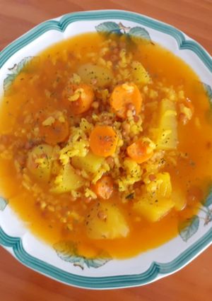 Una foto de Lentejas con arroz y verduras