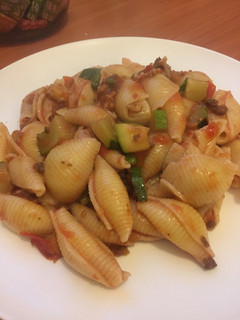 Una foto de Pasta con salsa de verduras y carne vegetal