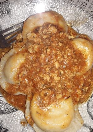 Una foto de Sorrentinos caseros de ricota casera jamón y queso. Bolognesa de pollo