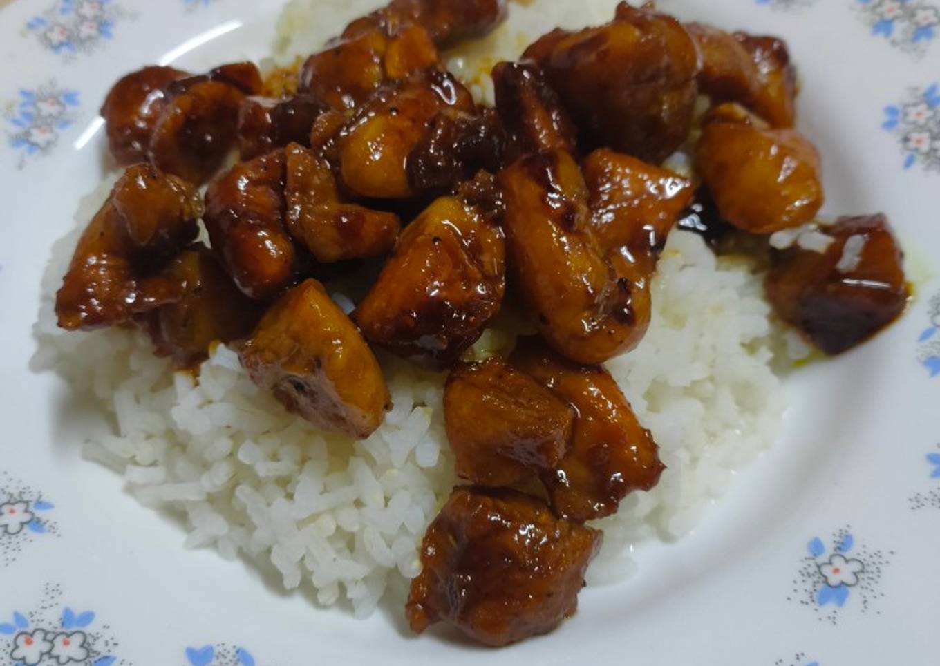 Arroz con pollo en salsa de soja