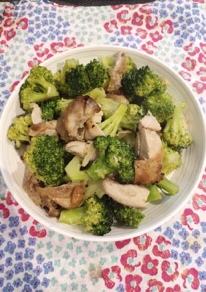 A picture of Brocolli with Roast Chicken.