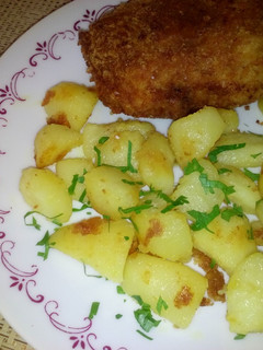 Csirkefar petrezselymes burgonyával és uborkasalátával recept fotója
