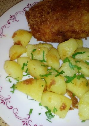 Csirkefar petrezselymes burgonyával és uborkasalátával recept fotója
