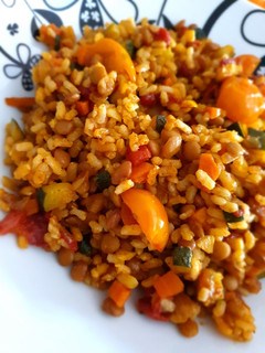 Una foto de Salteado de pardinas, arroz y colores 🍚🍅🥒🧅🧄🥕