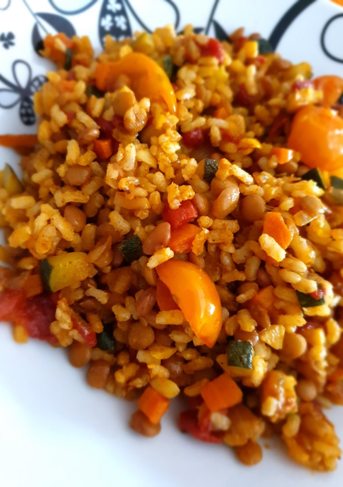 Una foto de Salteado de pardinas, arroz y colores 🍚🍅🥒🧅🧄🥕