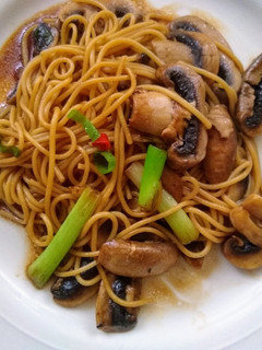 【我的晚餐】蘑菇炒麵(清冰箱)簡易快速10分鐘 的食譜成品照片