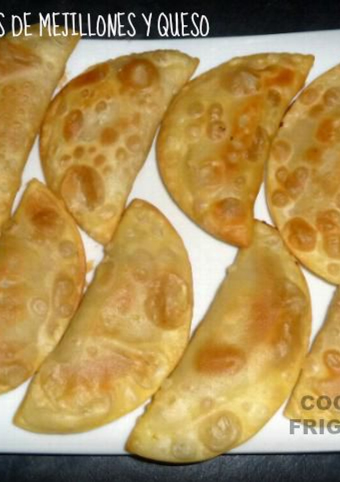 Una foto de Empanadillas de mejillones en escabeche y queso de Burgos