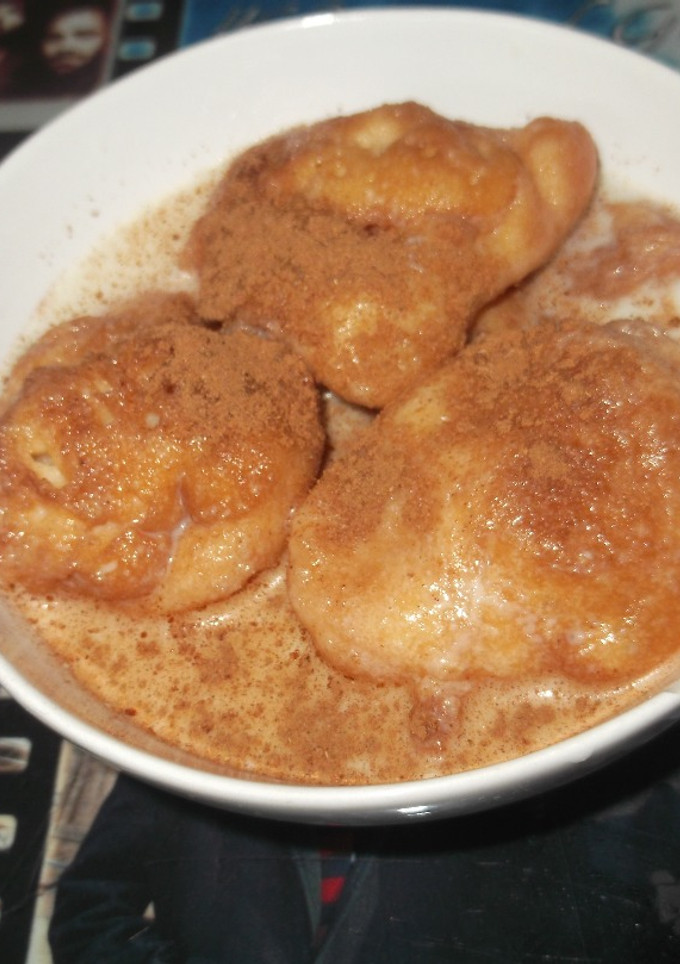 Una foto de Buñuelos de harina y huevos en leche