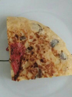 Una foto de Tortilla de patata con cebolla, champiñones y pimiento