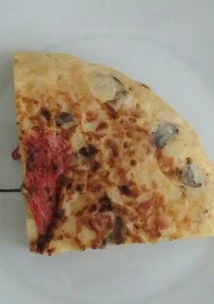 Una foto de Tortilla de patata con cebolla, champiñones y pimiento