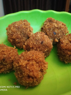 कोकोनट गुर लडू(coconut gur laddu recipe in Hindi) रेसिपी मुख्य फोटो