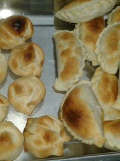 Una foto de Empanadas Salteñas: Queso picante y Carne (mi versión)