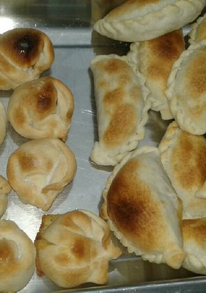 Una foto de Empanadas Salteñas: Queso picante y Carne (mi versión)